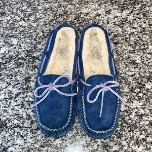 Ladies UGG Dakota moccasin Slippers- Blue Size 6  Like NEW